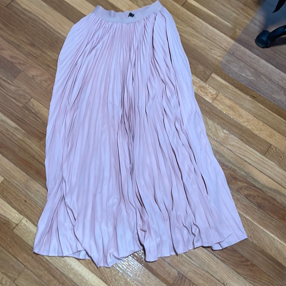 BCBG pleated skirt nude (NWOT)